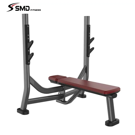 Упражнения для плоской груди. Жим лежа. Тренажер для поднятия тяжестей на горизонтальной скамье.